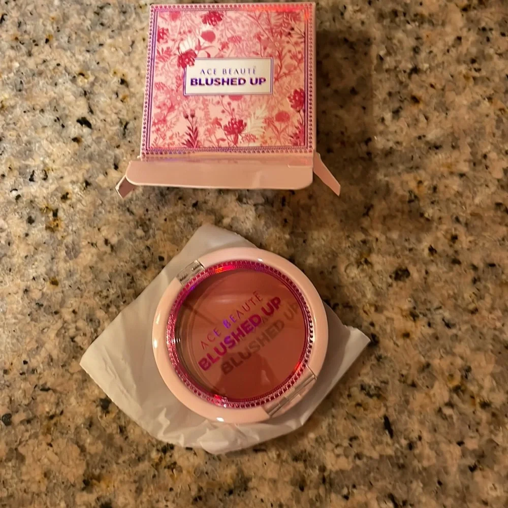 NIB - Ipsy Membership Bundle - Eyeshadow Pallets - Blush & Bauble Bar Earrings